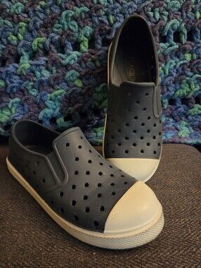 The Children's Place Slip On Shoes Size 4